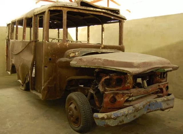 Тот самый автобус, найденный на свалке ливанскими активистами