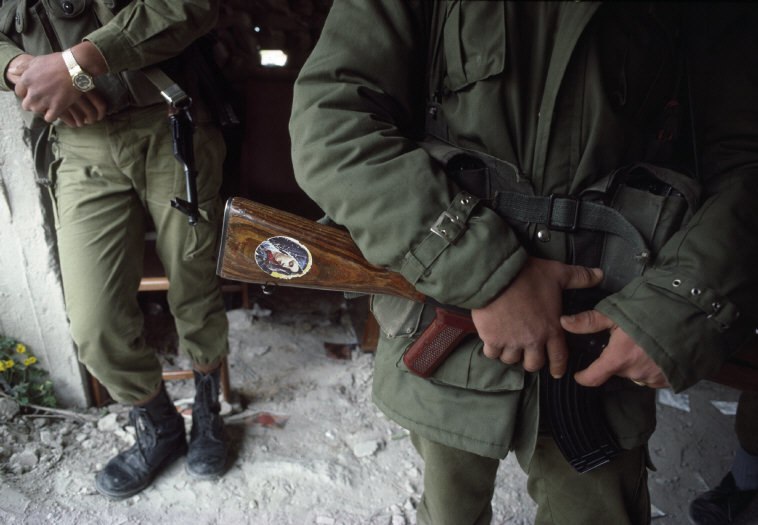 Стикеры религиозной тематики на оружии — отличительная особенность ливанской христианской милиции