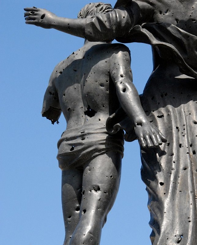 Памятник ливанским патриотам, казненным турками в 1916-ом году. В ходе описываемого боя и других столкновений в годы войны получил множественные повреждения, ремонтировать которые не стали, чтобы сохранить память о конфликте.