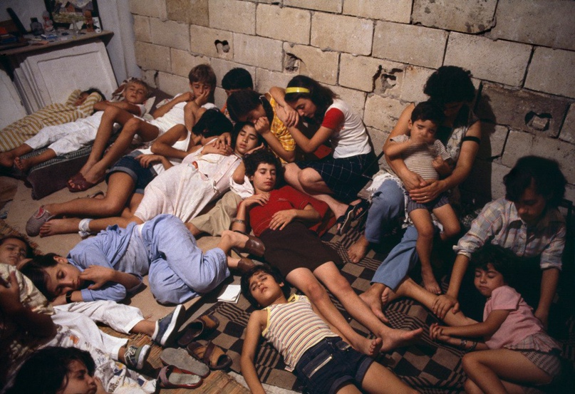 Дети-христиане прячутся в подвале от обстрела.